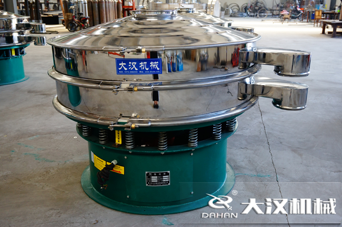 磨料振動篩也是旋振篩,其根據(jù)不同的物料可以成為不同的產(chǎn)品有不同的產(chǎn)品名稱,為了方便用戶的分辨與查找。