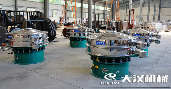 磨料振動篩的工作原理:是由直立電機作為激振源,用來幫助物料進行運動并且實現(xiàn),理想的分級除雜效果。