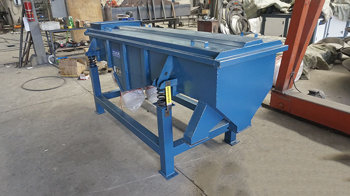 520型直線振動(dòng)篩主要采用的還是304不銹鋼材質(zhì)，能夠?qū)崿F(xiàn)長(zhǎng)久化衛(wèi)生化的物料的篩分。