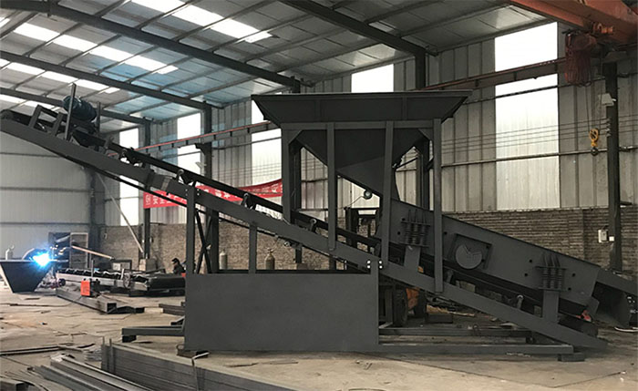 振動篩沙機產品概述:該產品比較適合河道篩沙,沙場篩沙,篩分效率高,經久耐用,不易損壞。