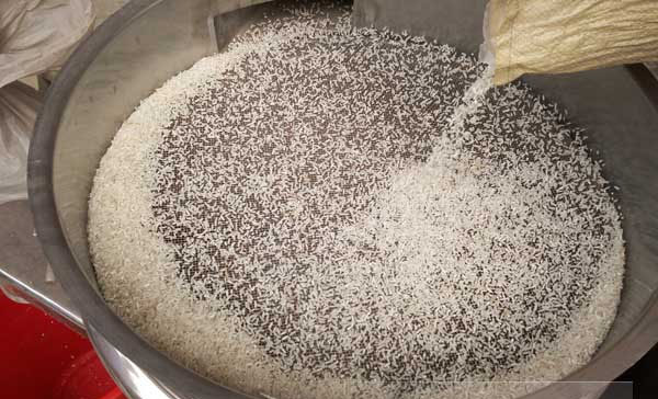 大米在大米振動篩上的運(yùn)動軌跡