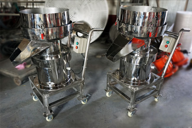 450型過濾篩機實拍：全不銹鋼小推車式過濾篩，便于篩機的移動，適合場地不確定的用戶。